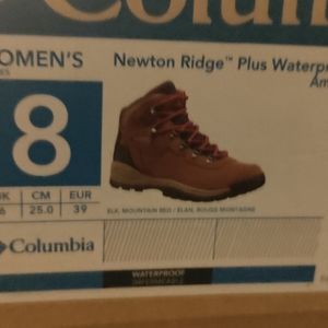 NWT Columbia women's size 8 newton ridge hiking boots
